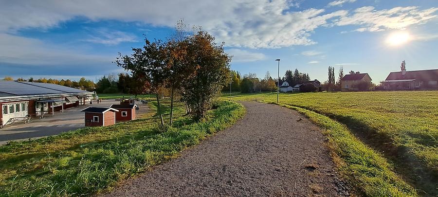 Ny gång- och cykelväg byggdes 2022 för att göra Lillboskolans skolgård tryggare för eleverna.