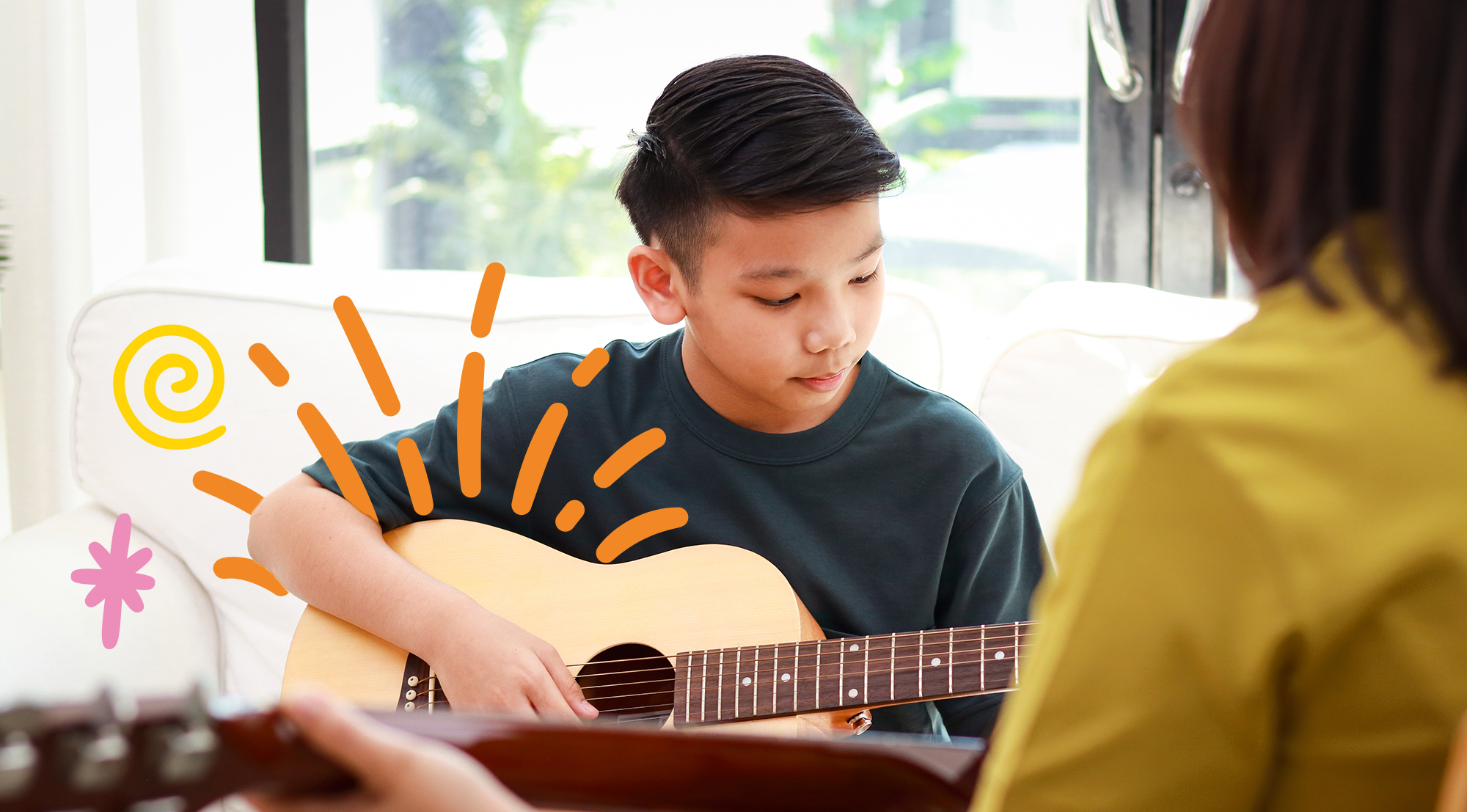 En pojke som spelar gitarr
