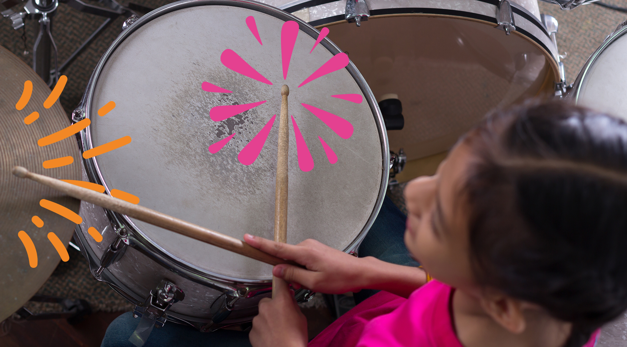 En flicka som spelar trummor