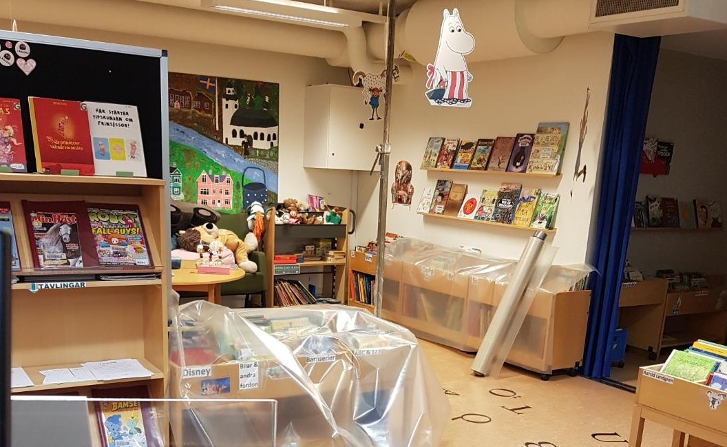 Alfta biblioteks barnavdelning, med boklådor täckta av byggplast.