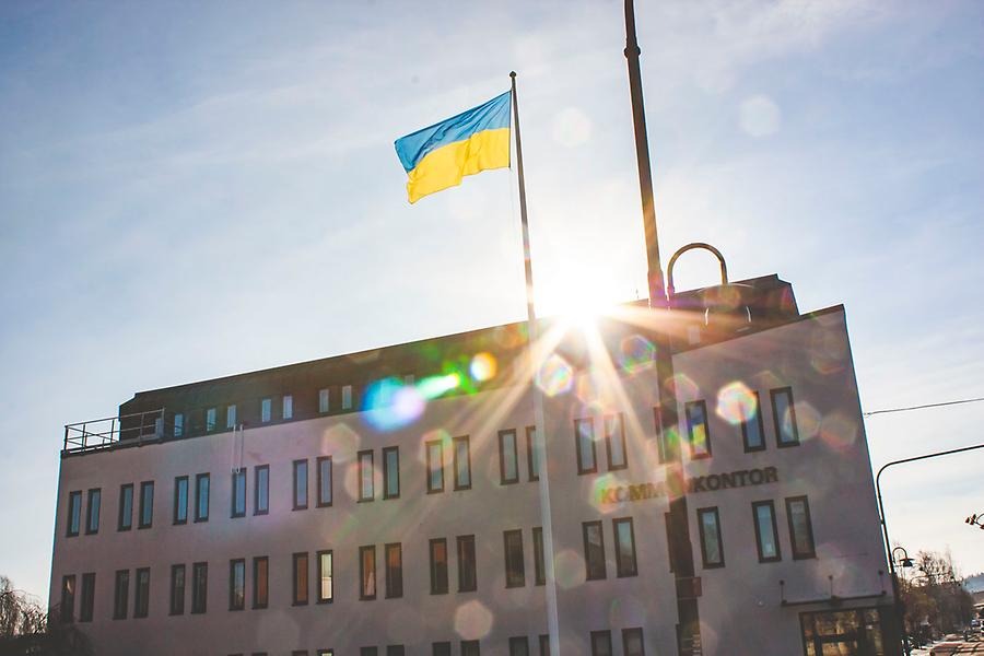 Ukrainsk flagga utanför kommunkontoret