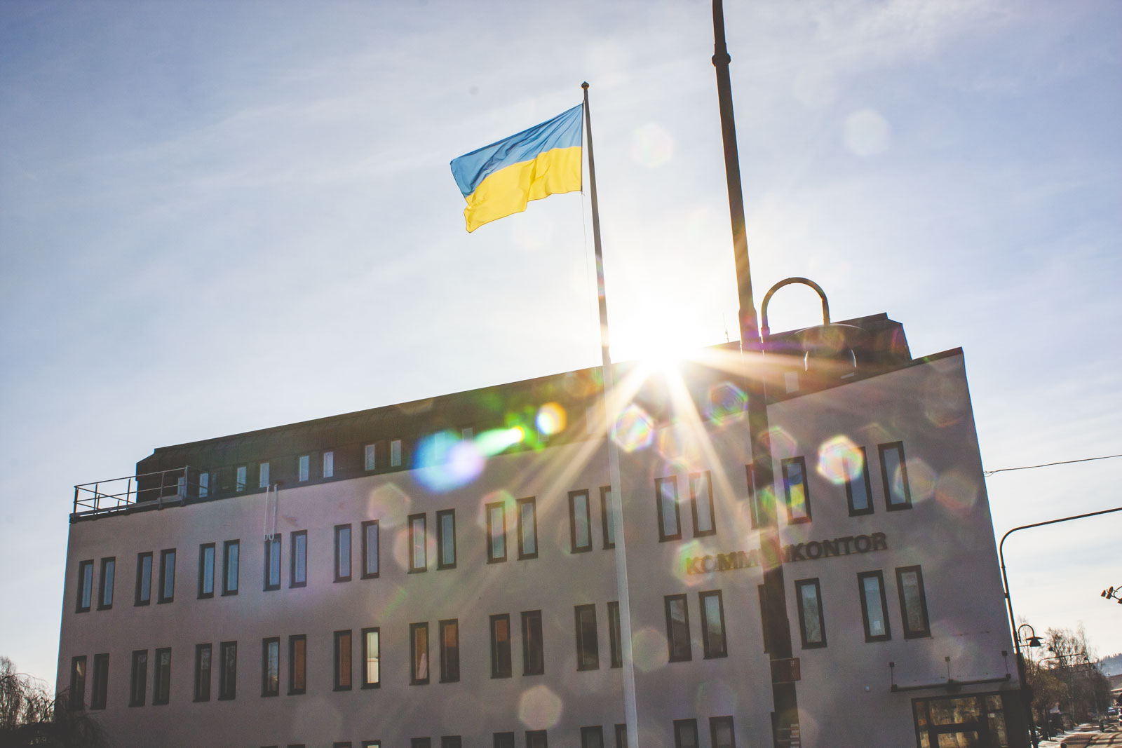 Ukrainas flagga är rest utanför kommunkontoret