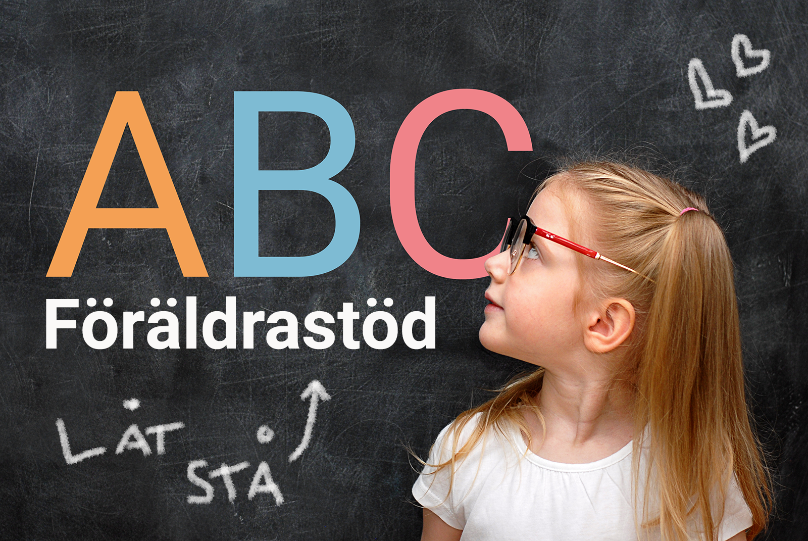 En flicka tittar upp på en griffeltavla. På tavlan står det "ABC Föräldrastöd - Låt stå!"