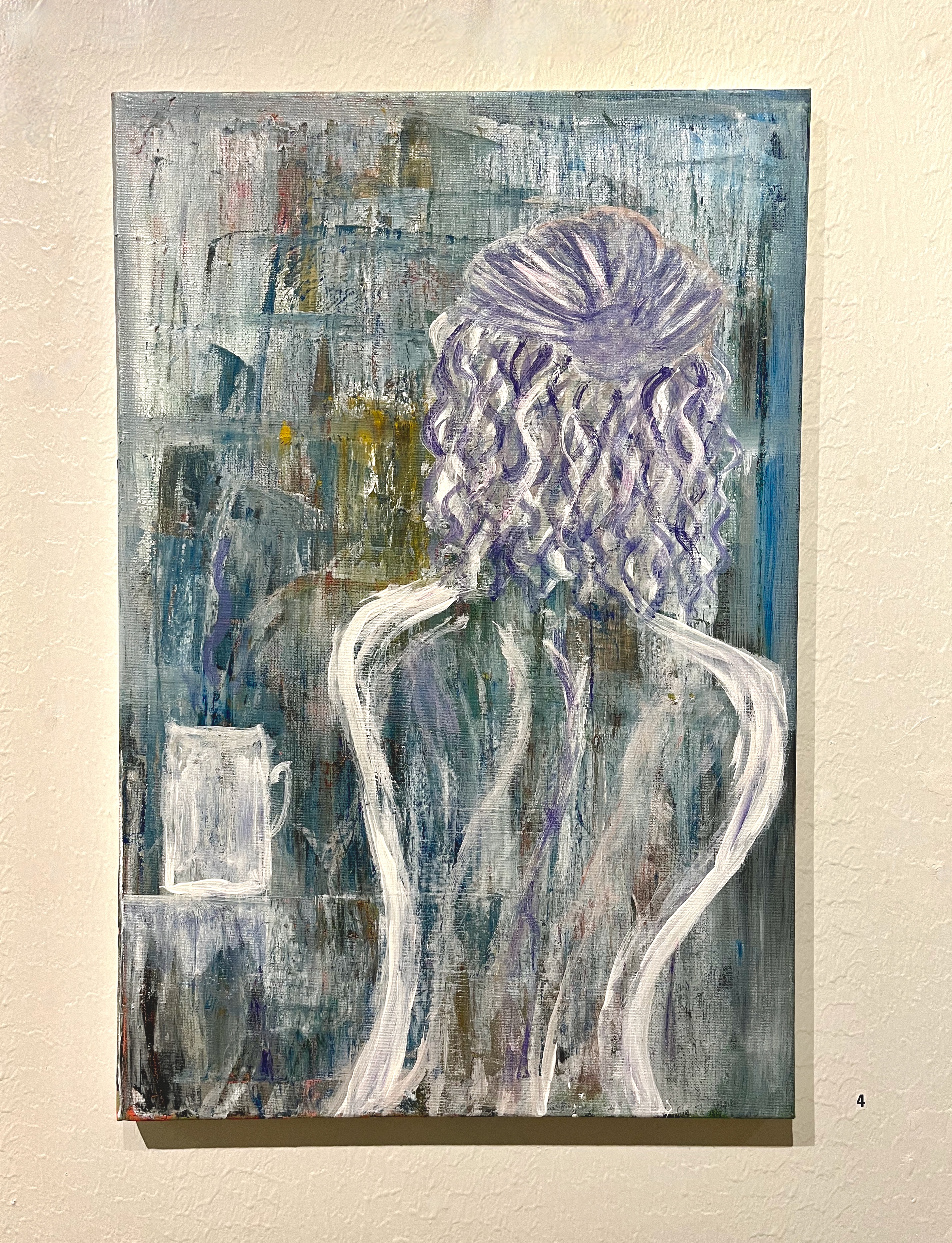 Kontour av en ung kvinnas rygg och huvud sett bakifrån. Kropskontouren är målat i vit och hennes lätt lockiga hår i vita och lila nyanser. Tell vänster står en mugg i vit. bakgrunden är en blandning av blå, lila och gula nyanser spm skapar en lugn känsla.