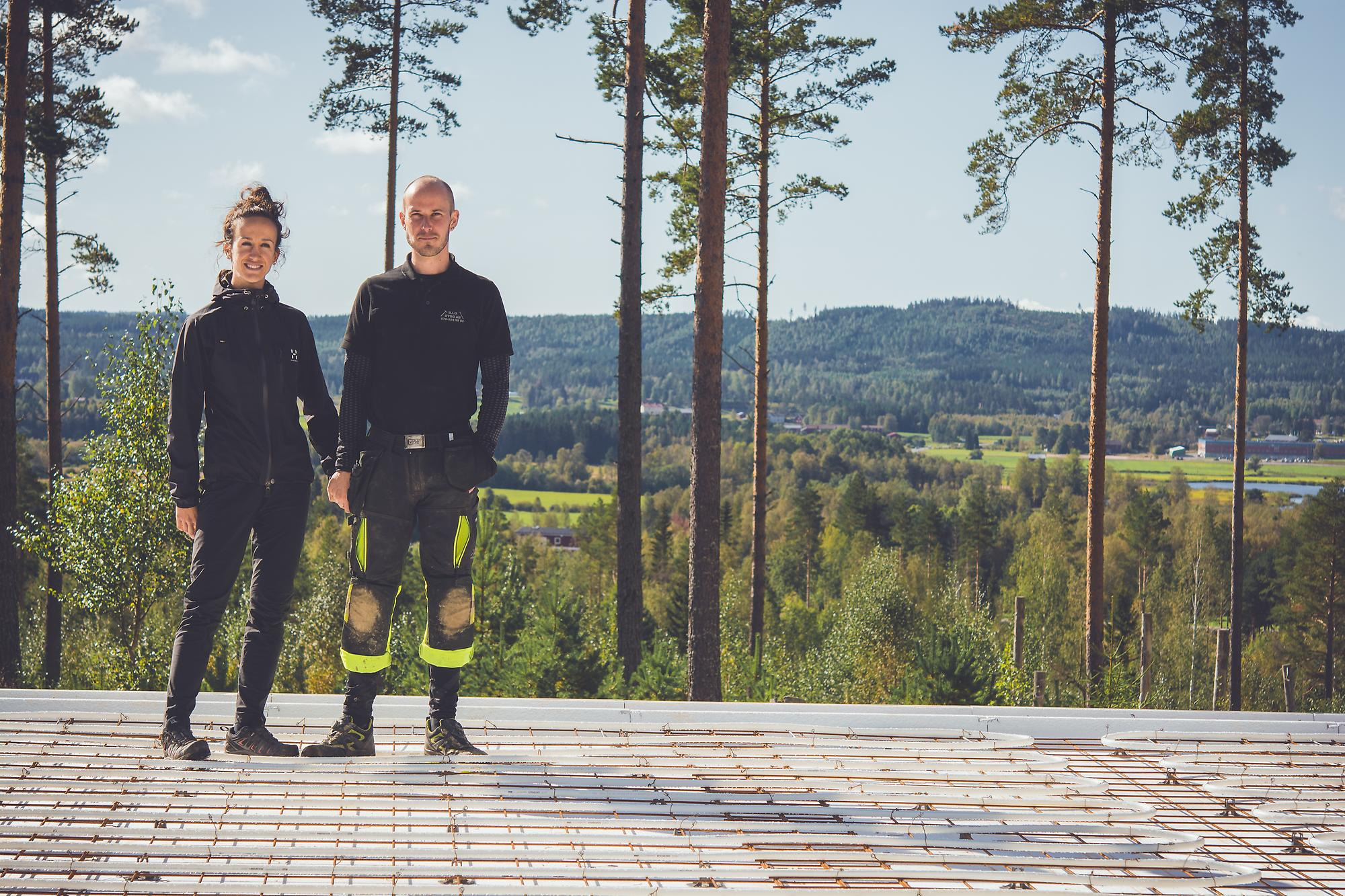 Anders Wängefors och Azra Avdic står på grunden till sitt husbygge.