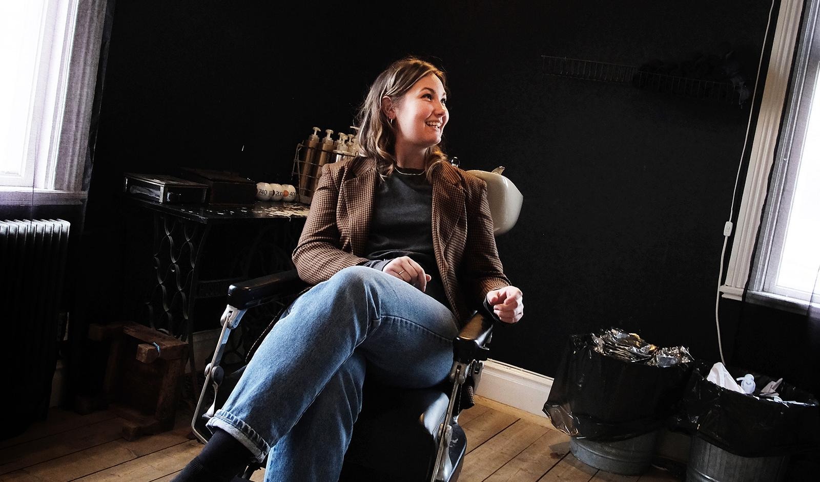 Olivia Stenberg i en frisörstol i sin salong.