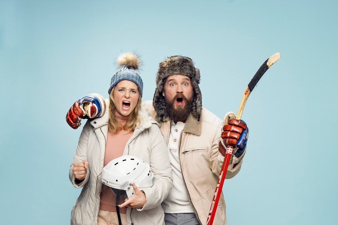 Skådespelarna Stina Nordberg och Philip Lithner i teaterföreställningen Hockeymorsa, hockeyfarsa