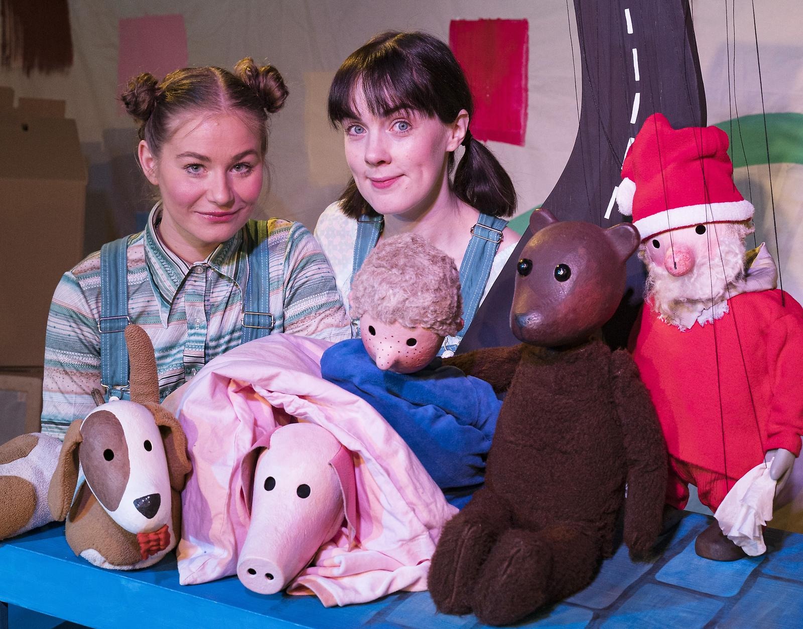 Bild från Boulevardteaterns dockteaterföreställning "Alla får åka med", med två kvinnliga skådespelare och några dockor.