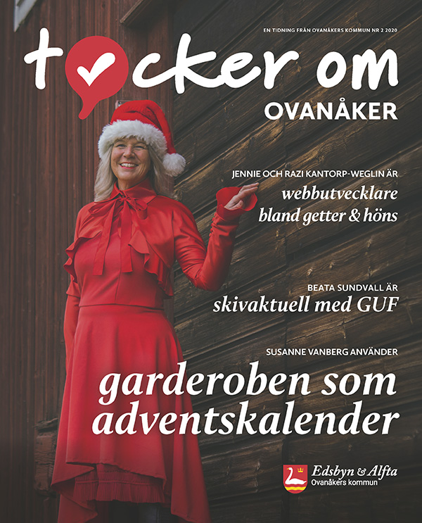 Susanne Vanberg pryder omslaget till Tycker om Ovanåker 2020 nr 2 iförd röd julklänning och tomteluva.