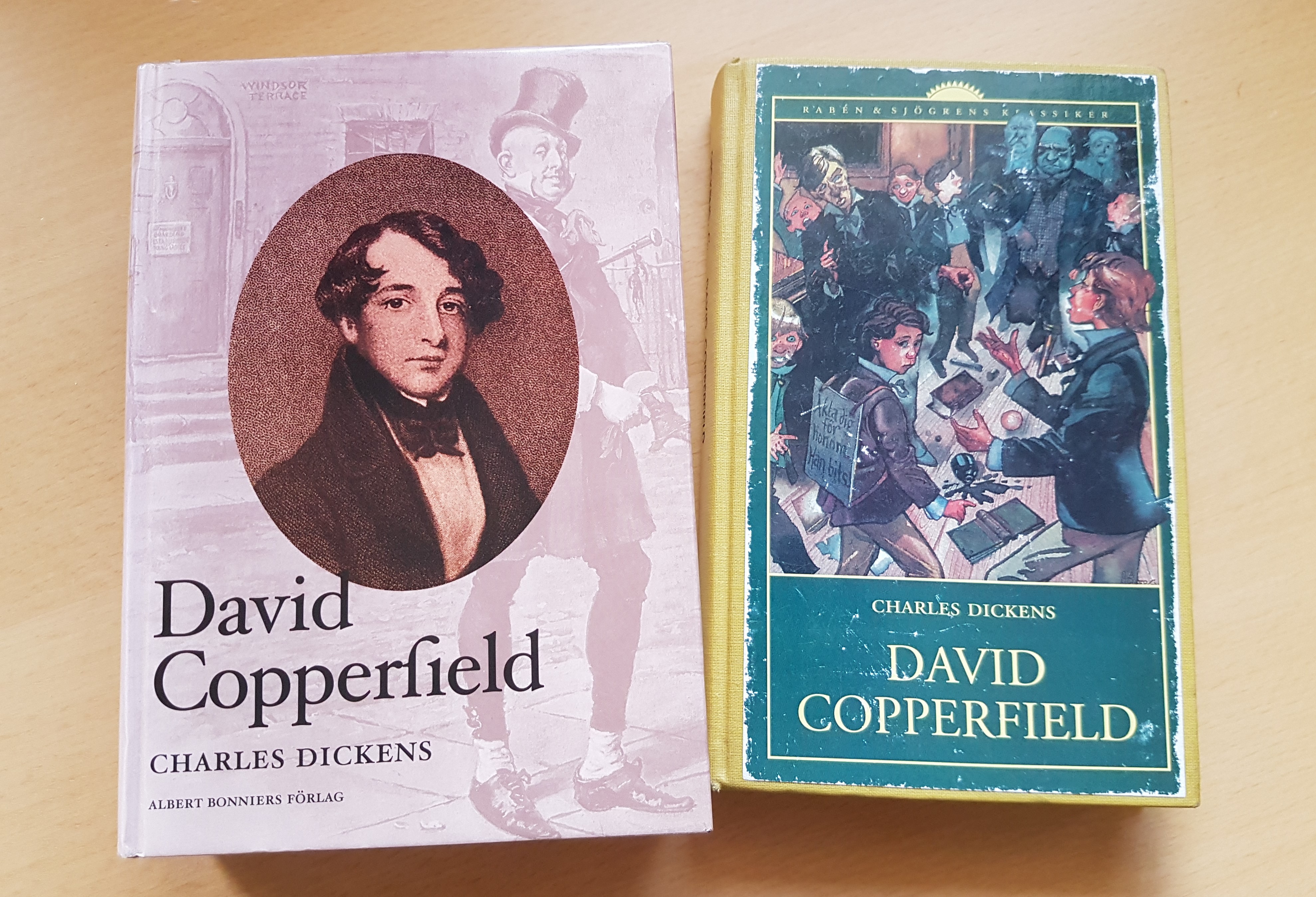 Framsidorna på två utgåvor av boken "David Copperfield".