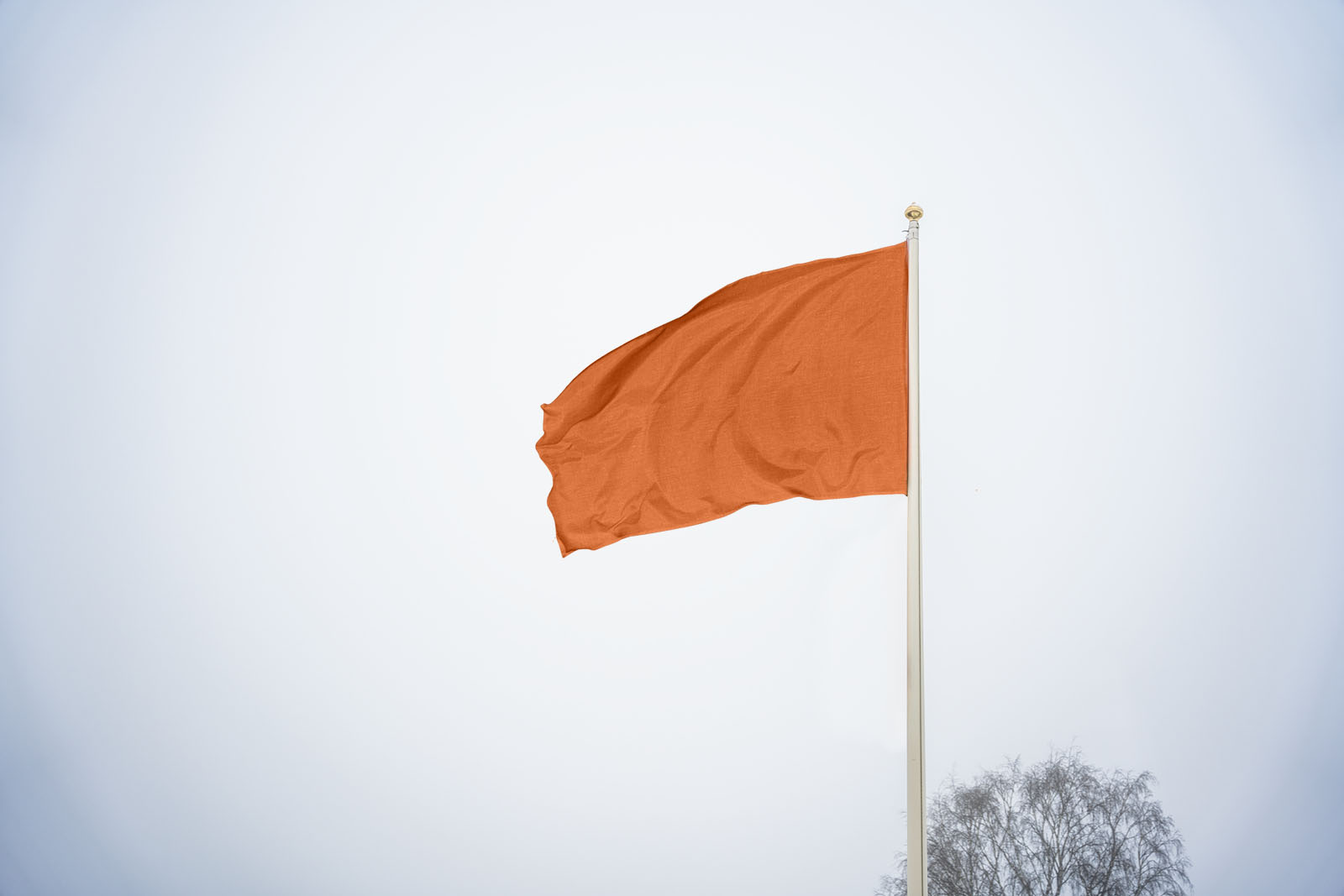 Orange flagga på flaggstång