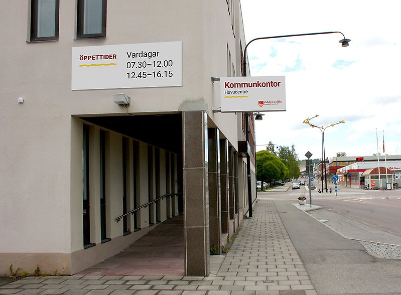 Exempel på skyltar vid entrén till kommunkontoret i Edsbyn