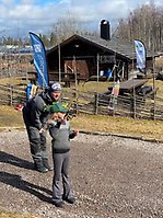 Per Dahlgren från Sportfiskarna lär barn hur man hantera ett kastspö.