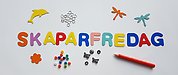 Ordet SKAPARFREDAG skrivet med bokstäver av papp, omgivet av pärlor, utstansade pappfigurer och en penna.