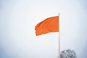 Orange flagga på flaggstång