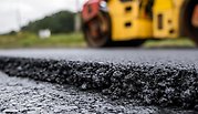Närbild på nylagd asfalt