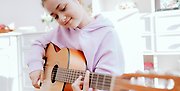 En flicka som spelar gitarr