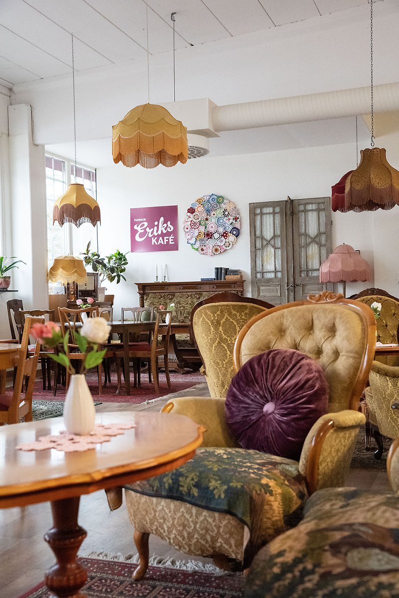 Erikshjälpens café inrett med gamla rokokomöbler.