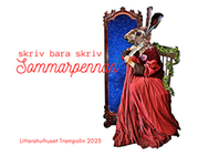 En bild på en kanin klädd i röd klänning, som sitter på en brun stol med grön girlang och håller en fjäderpenna i handen, framför en stor spegel + texten "skriv bara skriv", "Sommarpennan" och "Litteraturhuset Trampolin 2023"