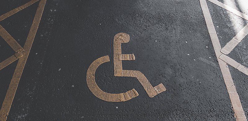 handikappssymbol på parkeringsplats
