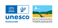 Unescos och Biosfärområde Voxnadalens logotyper