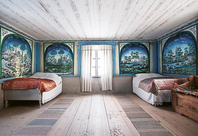 Sovrum i Pallars Hälsingegård, med målningar på väggarna.