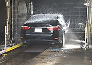 Bil som åker igenom en biltvätt