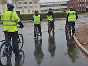 En grupp personer i reflexvästar och cyklar. 