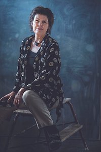 Torun Eliasson sitter på en pall framför ett av sina verk.