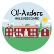 Rund illustration av Hälsingegård Ol-Anders med texten "Ol-Anders Hälsingegård" ovanför gården.