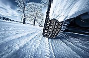 Vinterdäck på bil och vinterväg