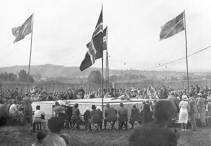 Ett gammalt fotografi från en brottningsmatch mellan Hälsingland och Oslo