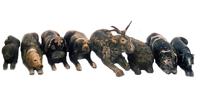 Lim-Johans liggande hundar och älg i trä