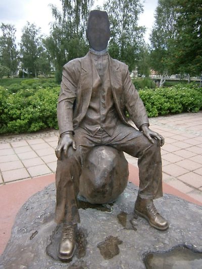 Statyn utanför Edsbyns Bibliotek.