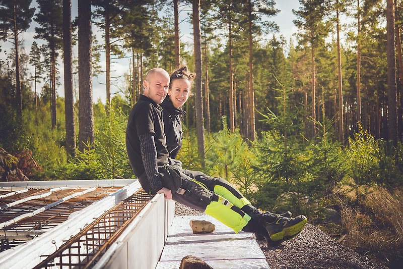 Anders Wängefors och Azra Avdic sitter på grunden till sitt husbygge.