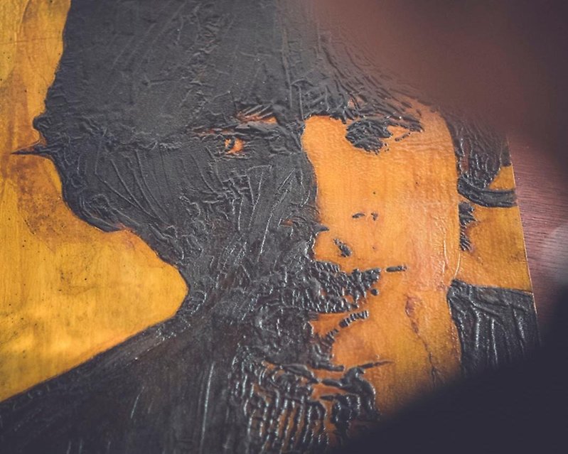 Målning av Mick Jagger i gult och svart.