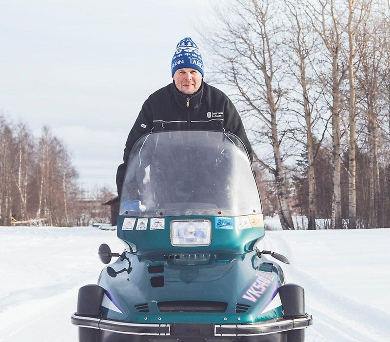 Lennart står på en skoter i ett vinterlandskap.