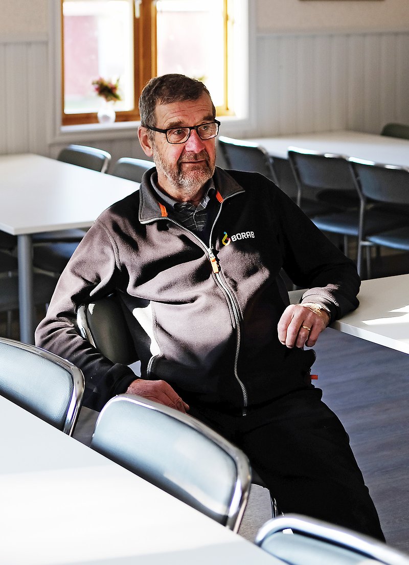 Sture Hansson sitter vid ett bord i Edsbyns SK:s klubbstuga.