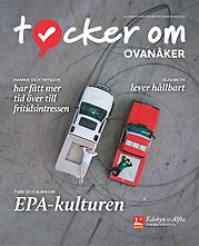 Omslag till Tycker om Ovanåker 2022 nr 1. Bild tagen rakt uppifrån av två ungdomar som ligger på en varsin epa-traktor.