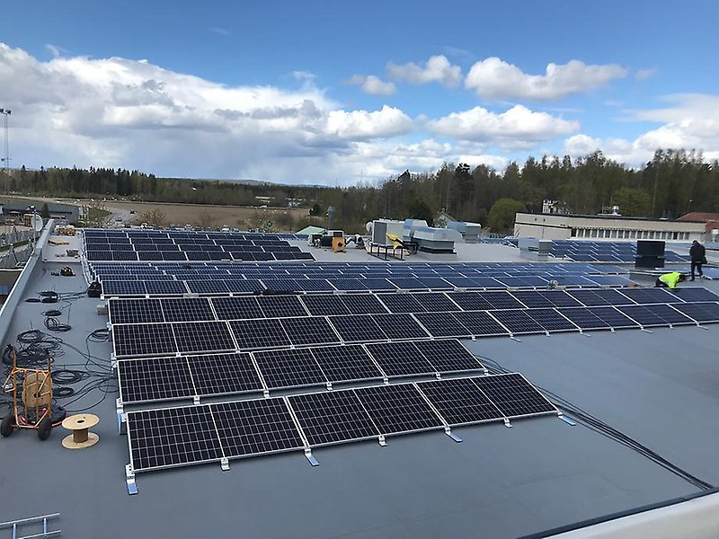 Installation utav solceller på taket på Alfta Industricenter