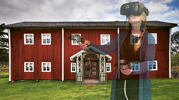 En kvinna med VR-utrustning framför Fågelsjö Gammelgård.