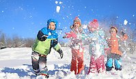 Barn som kastar snö