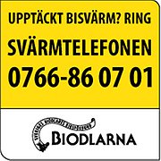 Informationsskylt från Biodlarna med texten "Upptäckt Bisvärm? Ring svärmtelefonen 0766-86 07 01