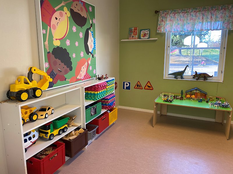 Bild från rummet för konstruktion. Bilden visar fordon, klossar och playmobil