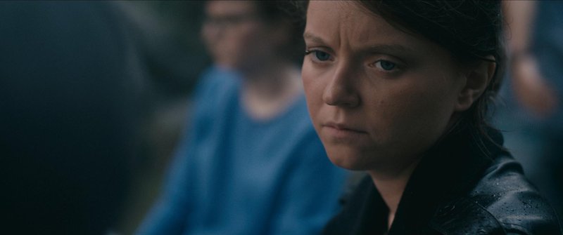 Bild från filmen #Gärdet. Närbild på en tjej i svart läderjacka som har en allvarlig blick.