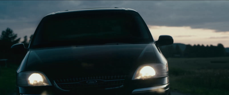 Bild från filmen #Gärdet. En svart bil åker på en landsväg.