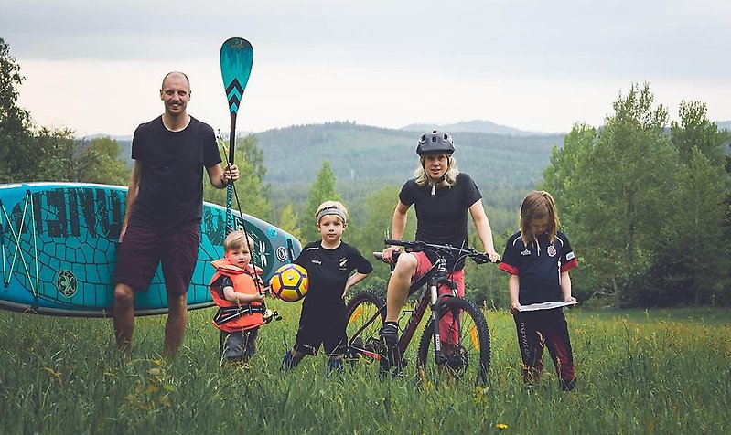 En familj som visar olika sommaraktiviteter (cykling, fotboll, SUP och orientering) 