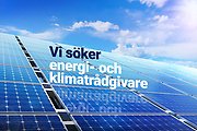 Solpaneler under blå himmel. På solpanelerna står texten "Vi söker energi- och klimatrådgivare" och texten speglas i solpanelerna.