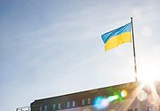 Ukrainska flaggan vajar utanför kommunkontoret i Edsbyn