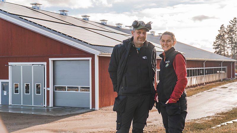 David och Lisa Parhans står frmaför sin gård som har solpaneler på taket.